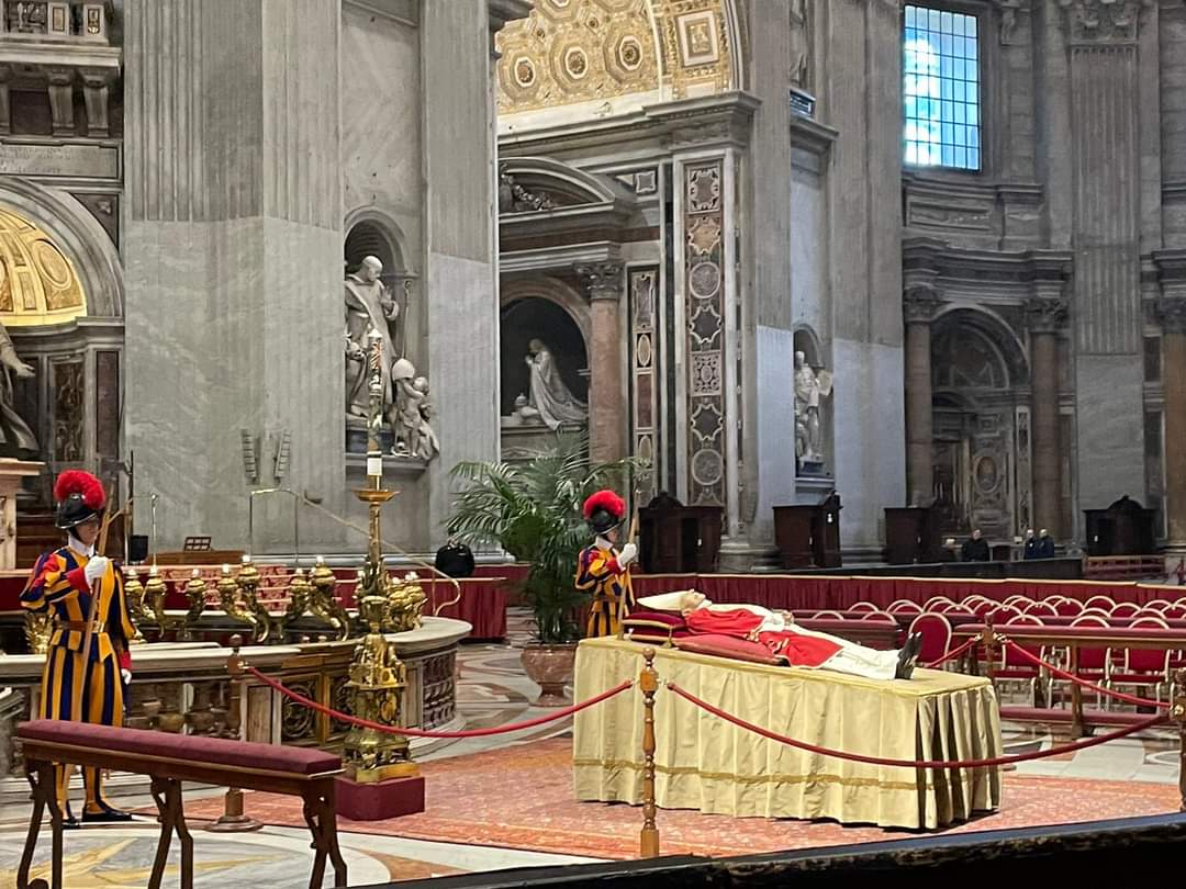 Sunt cozi la Vatican pentru un ultim omagiu adus fostului papă Benedict al XVI-lea, care a murit sâmbătă la vârsta de 95 de ani Sunt cozi la Vatican pentru un ultim omagiu adus fostului papă Benedict al XVI-lea, care a murit sâmbătă la vârsta de 95 de ani