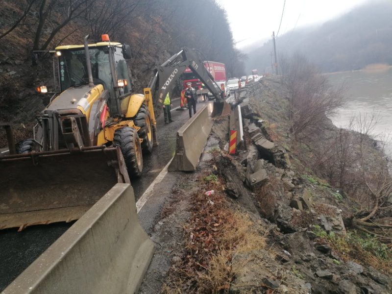 Trafic restricționat în județul Sibiu din cauza unei surpări de teren Trafic restricționat în județul Sibiu din cauza unei surpări de teren