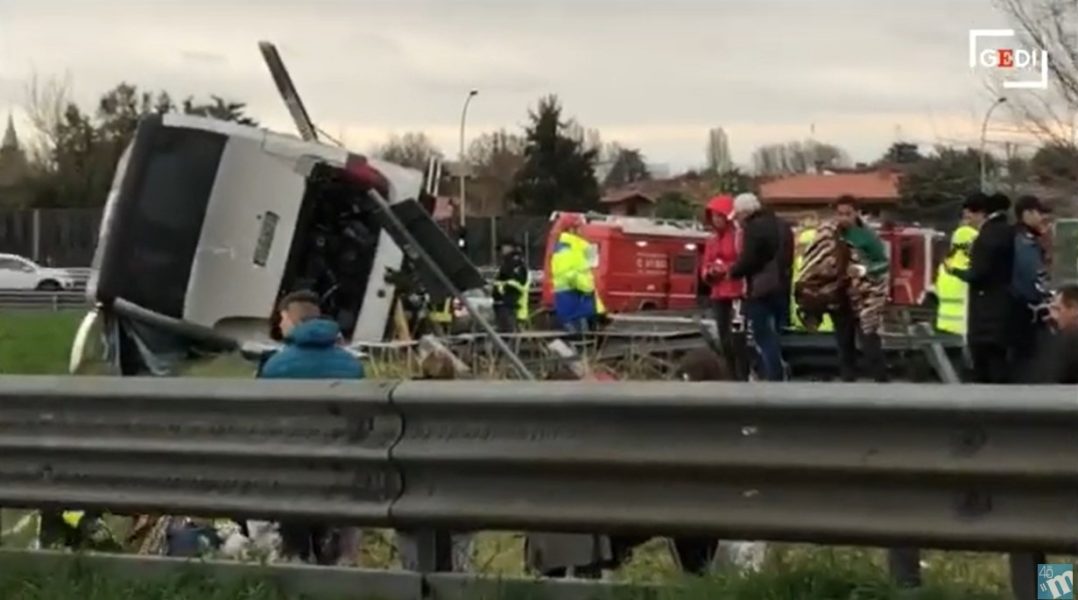 În Italia, un autocar care plecase din Roma către România, s-a răsturnat ieri pe autostrada dintre Bologna şi Padova