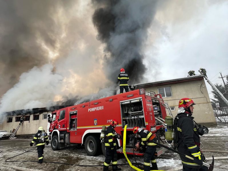 Pericol mare de explozie în cazul incendiului de ieri de la Târgu Mureș Pericol mare de explozie în cazul incendiului de ieri de la Târgu Mureș