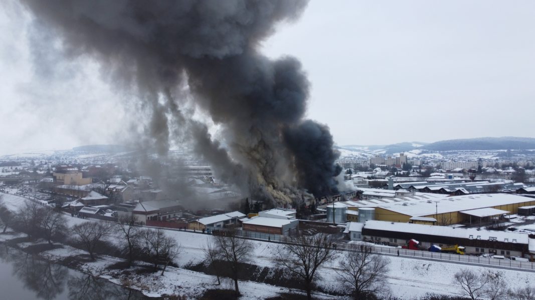 UPDATE: Incendiu major, cu pericol de explozie, la Tg.Mureș