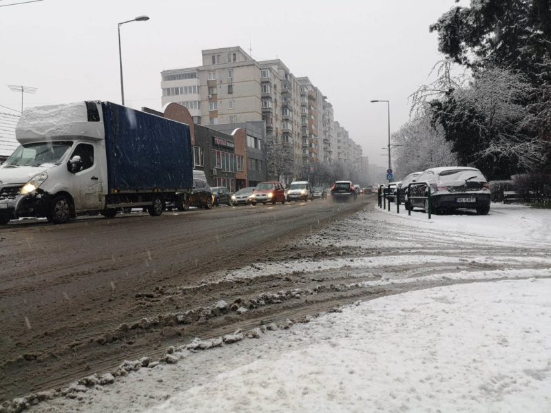 Tg Mureșul, blocat la prima zăpadă din această iarnă!