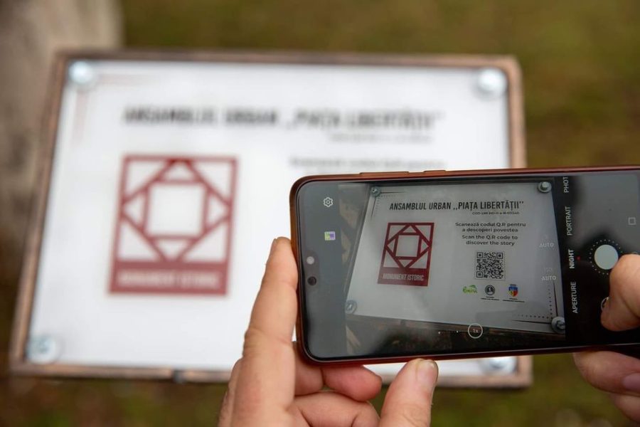 Plăcuţele de promovare turistică vor fi înlocuite cu unele noi, care conţin şi coduri QR Plăcuţele de promovare turistică vor fi înlocuite cu unele noi, care conţin şi coduri QR
