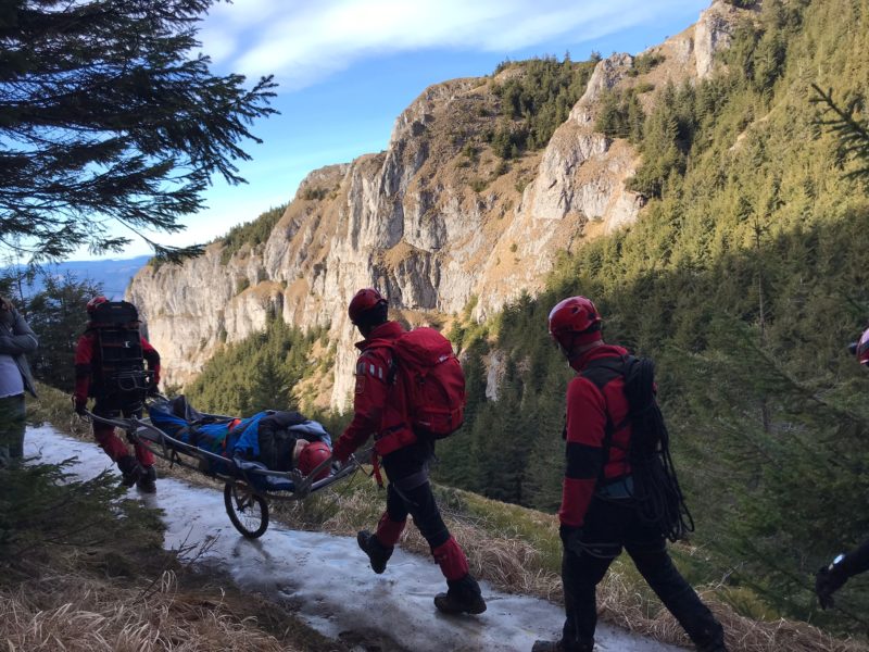 Un turist din Târgu Mureş a suferit un traumatism cranio-cerebral şi o fractură după ce a alunecat în masivul Ceahlău