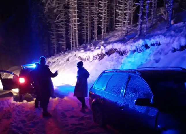Doi tineri din Sibiu care au rămas înzăpeziți cu mașina pe un drum forestier de munte, recuperați de jandarmii montani