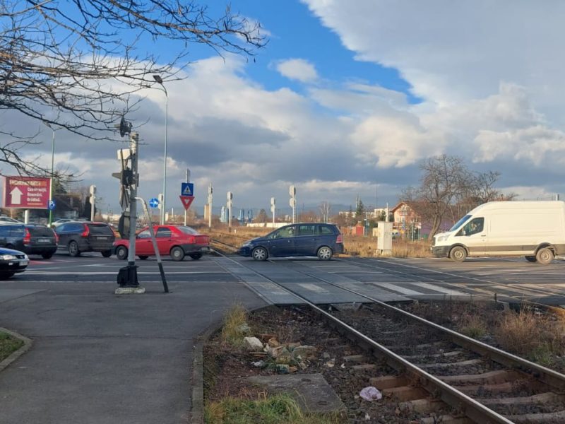 Guvernul a aprobat modernizarea a 20 de treceri de cale ferată în judeţul Braşov