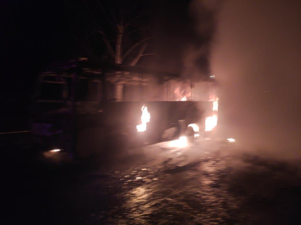 Două autobuze parcate au ars în Mureș