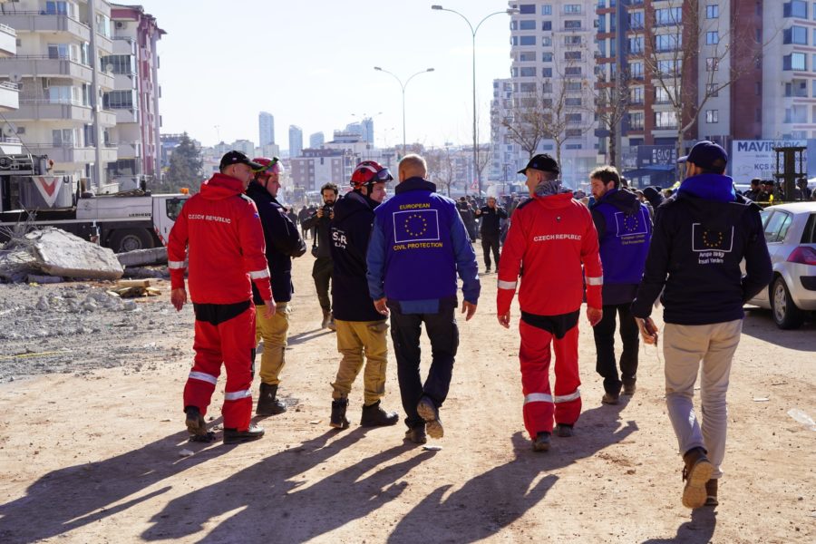 Uniunea Europeană trimite ajutoare de primă necesitate şi alocă fonduri pentru Turcia şi Siria