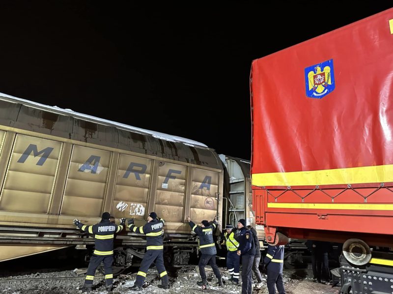 Primul tren cu ajutoare din rezerva UE, aflată pe teritoriul ţării noastre, a plecat din Bucureşti şi ar urma să ajungă marţi în Turcia Primul tren cu ajutoare din rezerva UE, aflată pe teritoriul ţării noastre, a plecat din Bucureşti şi ar urma să ajungă marţi în Turcia
