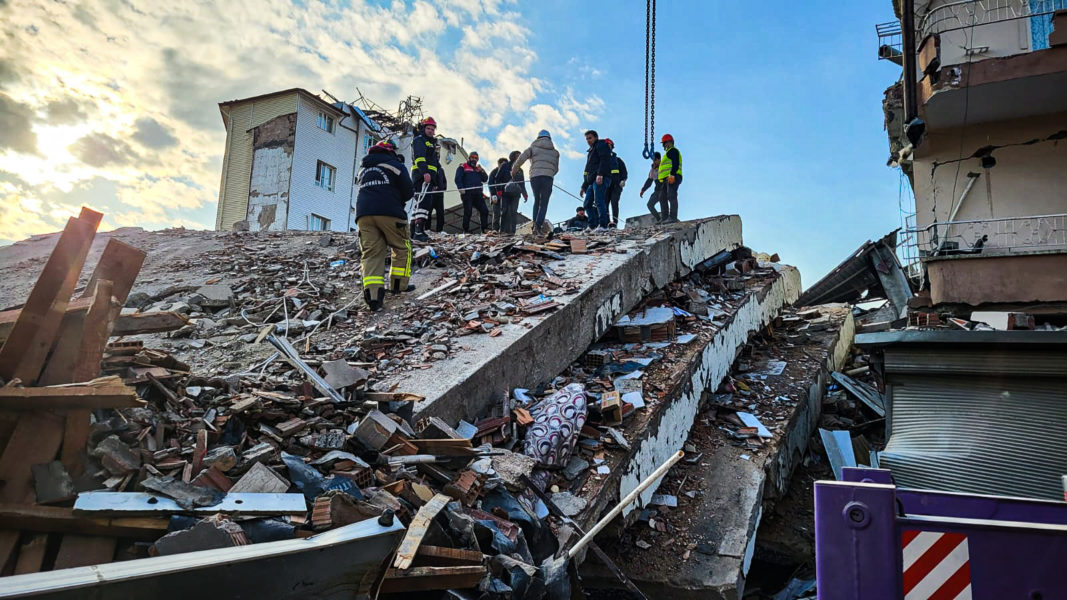 Un bebeluş de 7 luni a fost scos în viaţă de sub dărâmături, în Turcia