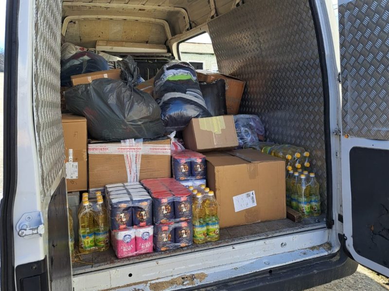 Peste 3 tone de alimente şi sute de pachete cu îmbrăcăminte pentru cei afectaţi de cutremurele din Turcia