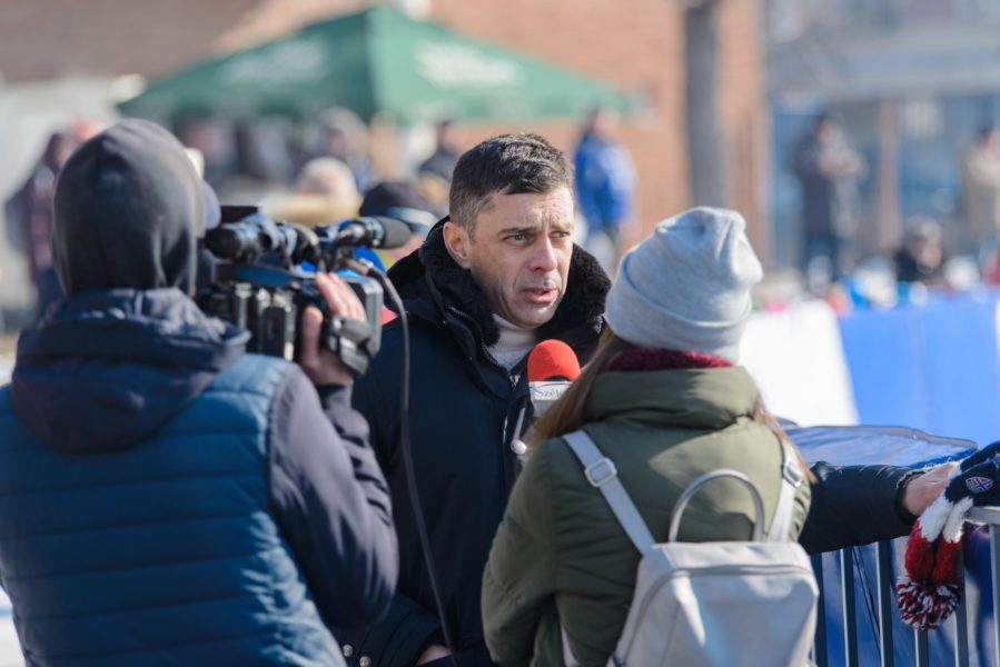 Ministrul Eduard Novak, alături de zeci de copii şi tineri la o competiţie de patinaj viteză, la Miercurea-Ciuc Ministrul Eduard Novak, alături de zeci de copii şi tineri la o competiţie de patinaj viteză, la Miercurea-Ciuc