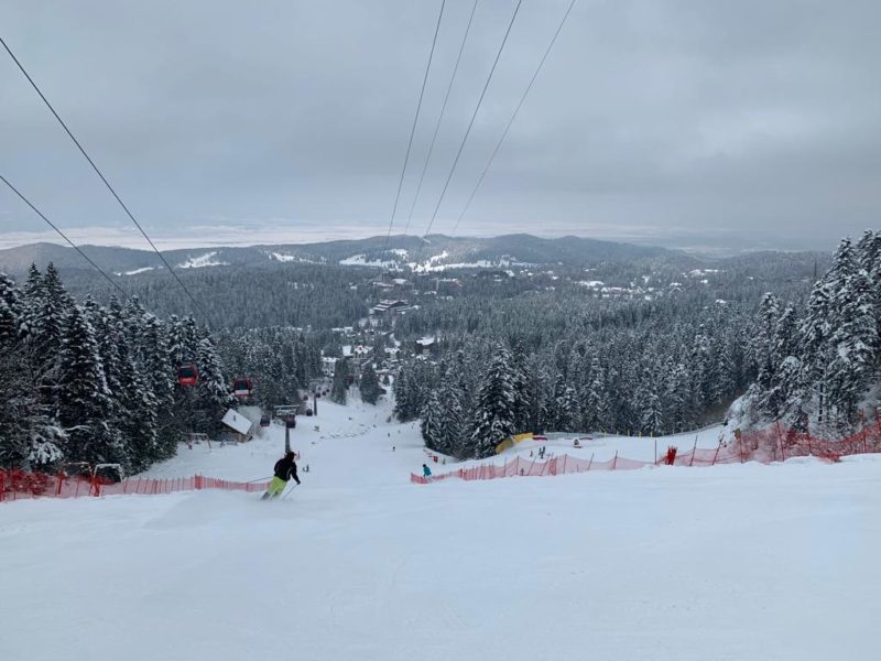 Se pot practica sporturile de iarnă în Poiana Braşov şi astăzi, în condiţii bune