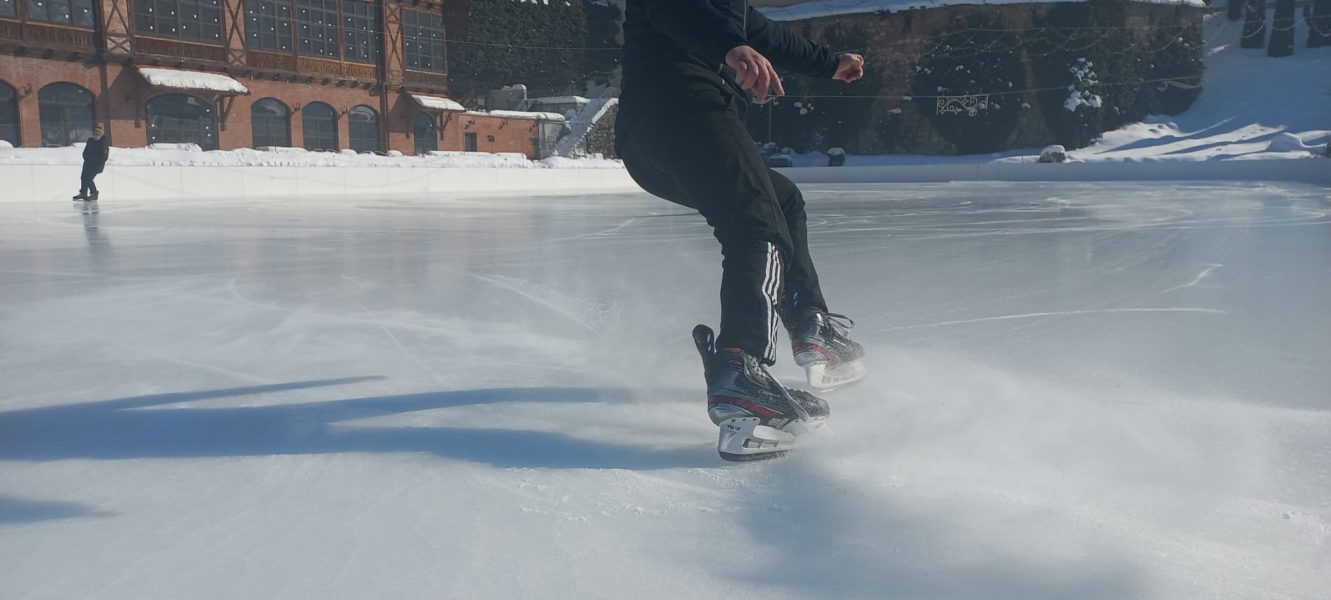 Brașovul are un patinoar în aer liber, unic în România