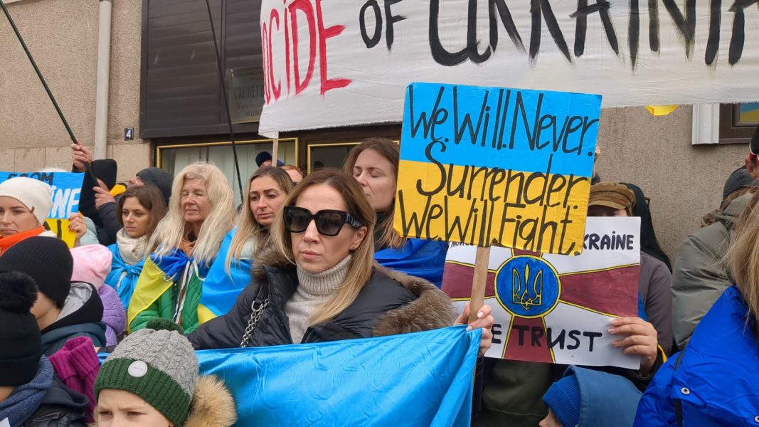 Sute de refugiaţi ucraineni – protest la Consulatul Federaţiei Ruse de la Constanţa