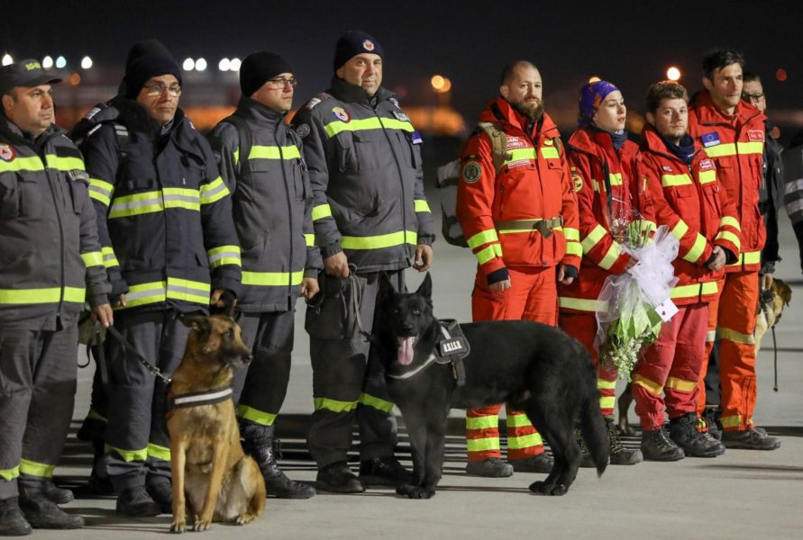 Primii salvatori români care au acţionat în zonele afectate de cutremurele din Turcia au revenit, noaptea trecută, în ţară