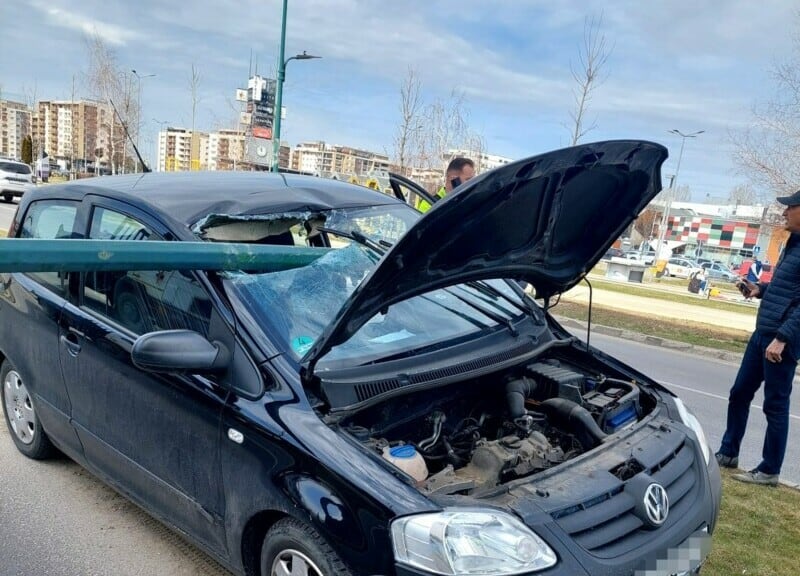 Persoană rănită după ce o maşină a intrat într-un stâlp de iluminat din Brașov