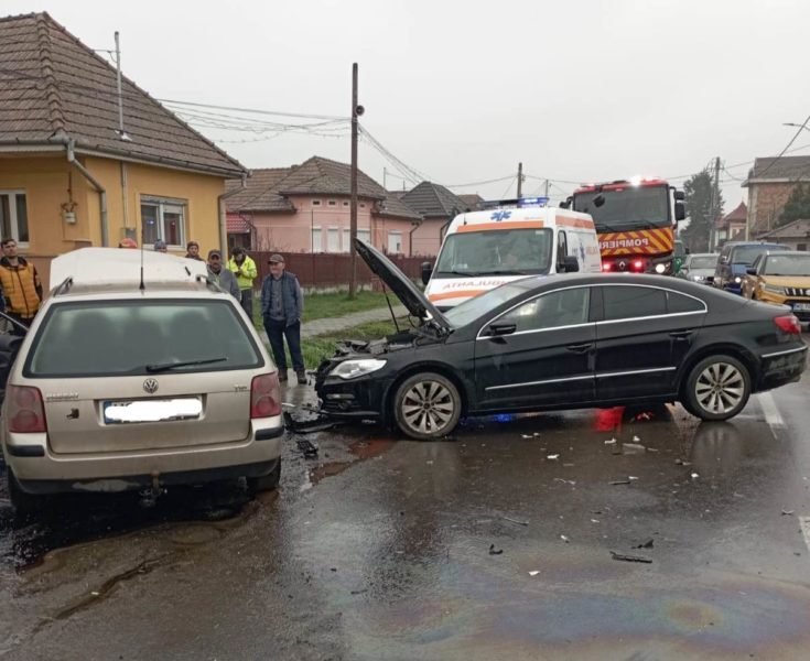 Accident între trei autoturisme, la Nazna. Cinci pasageri au fost evaluați medical