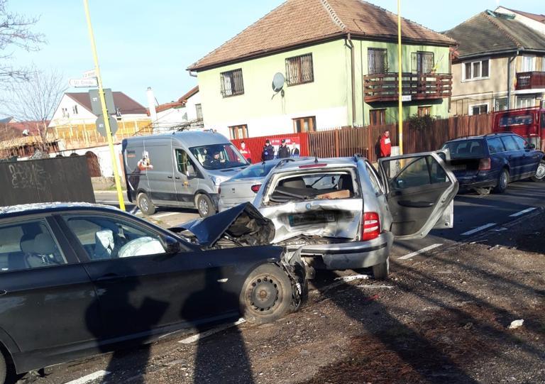 Două persoane rănite într-un accident produs în această dimineață în municipiul Brașov