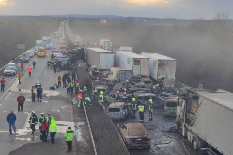 Trei români au fost răniţi într-un accident produs pe o autostradă din Ungaria