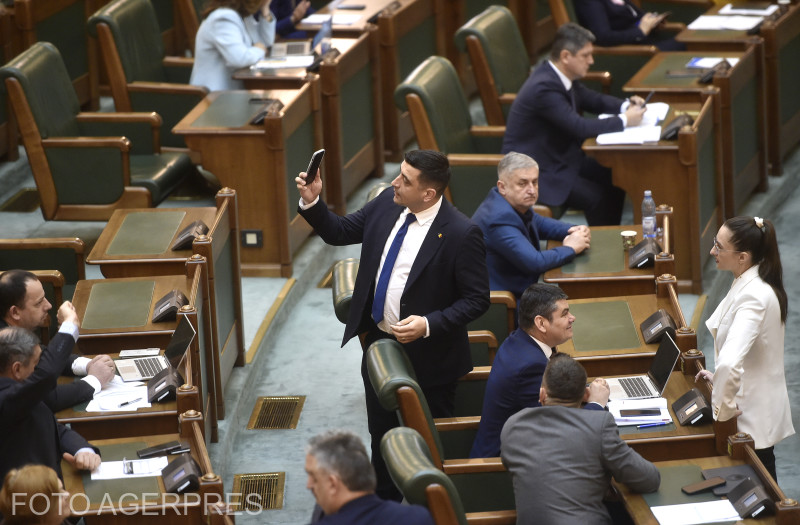 Cu 79 de voturi pentru, dar şi cu proteste şi pancarde, proiectul de reformă a pensiilor speciale a trecut de plenul Senatului Cu 79 de voturi pentru, dar şi cu proteste şi pancarde, proiectul de reformă a pensiilor speciale a trecut de plenul Senatului