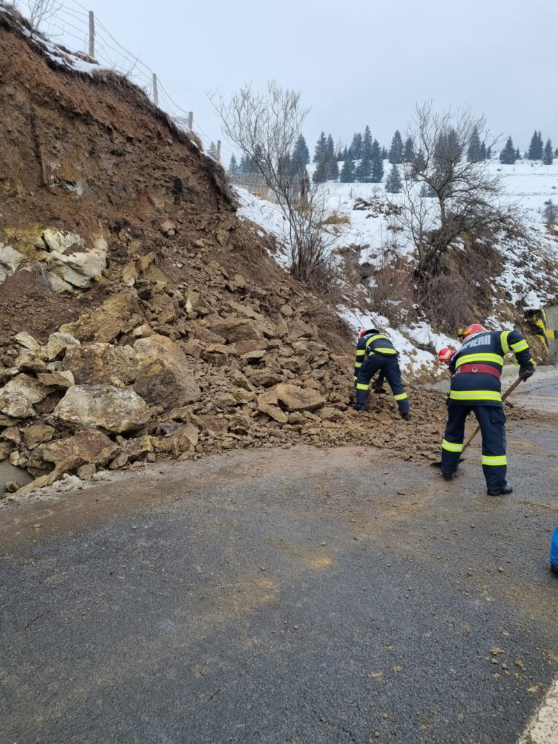 Alunecare de teren pe DN 12, la intrarea în Topliţa