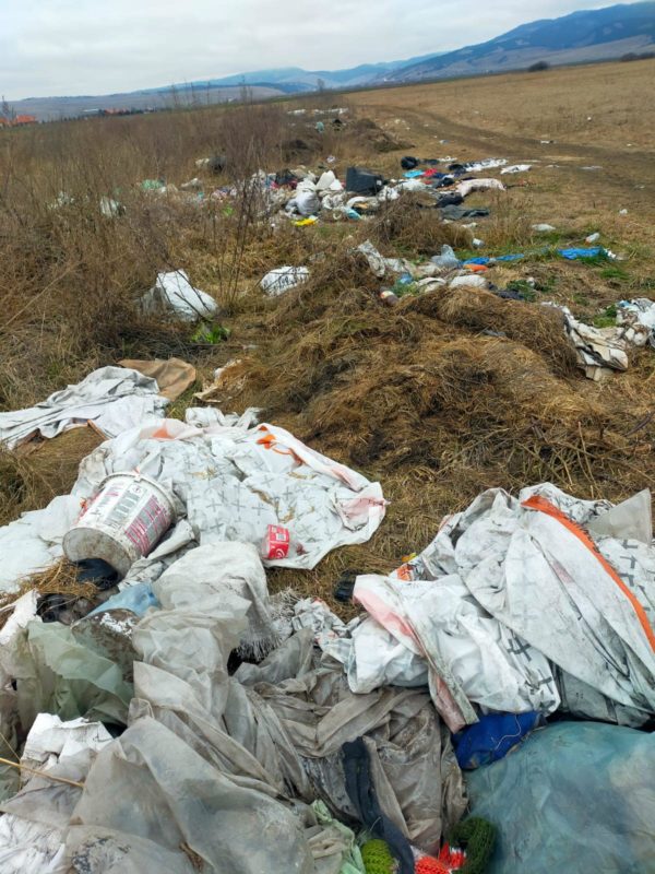 Un bărbat dintr-o comună harghiteană a fost amendat de primărie cu 10.000 de lei pentru depozitarea ilegală a deşeurilor