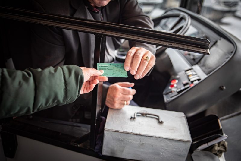 Studenţii din Sibiu beneficiază de azi de gratuitate la transportul public în comun