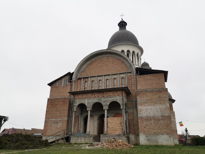 EXCLUSIVITATE: ”Biserica de după ziduri” din Ungheni, jud. Mureș, a fost dărâmată