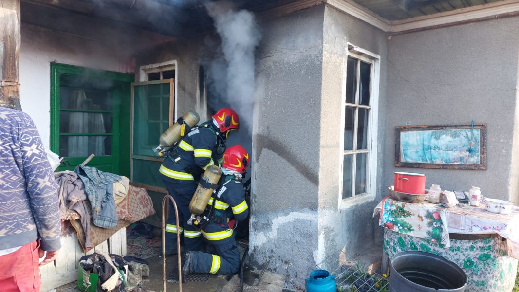 Persoană decedată în urma unui incendiu produs la o locuință din Sărmașu