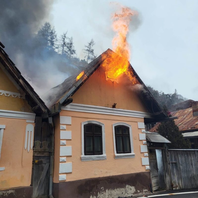 Trei persoane evacuate dintr-o casă care a luat foc în mun. Brașov
