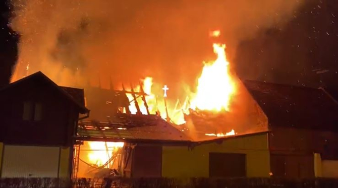 Casă şi grajd din Râşnov, distruse de un incendiu puternic