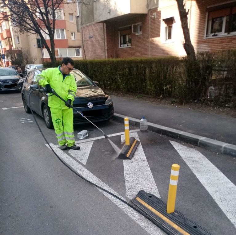 A început partea de refacere a marcajelor rutiere din Brașov