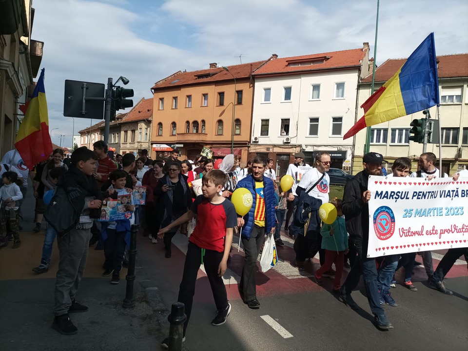 Sute de persoane au participat, ieri, la Brașov, la Marșul pentru Viață