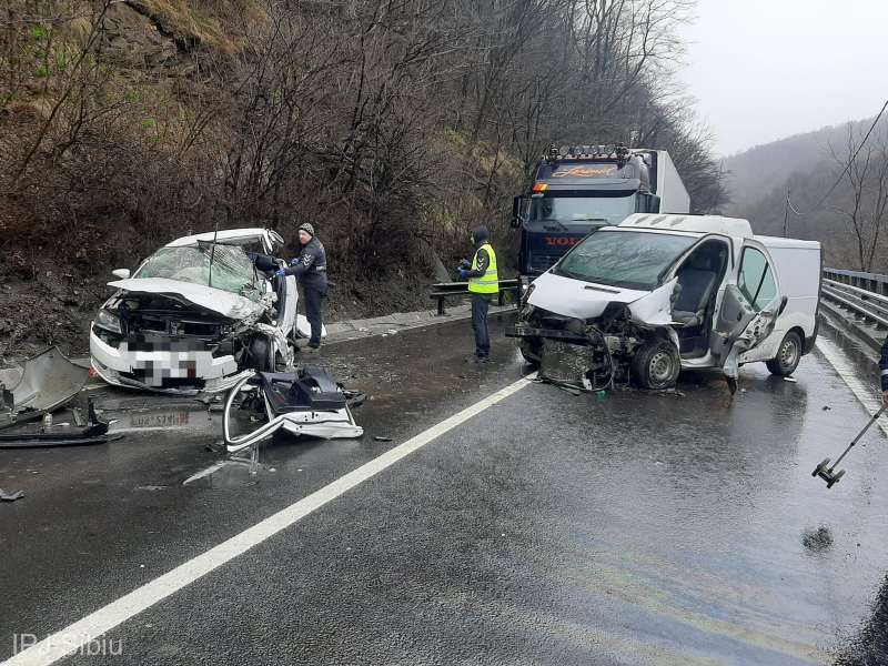 Patru persoane rănite într-un accident pe Valea Oltului