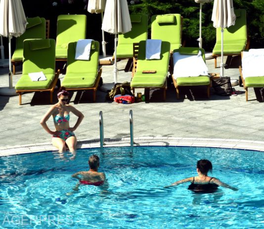 Berlinul va permite femeilor să înoate fără sutien în piscinele publice