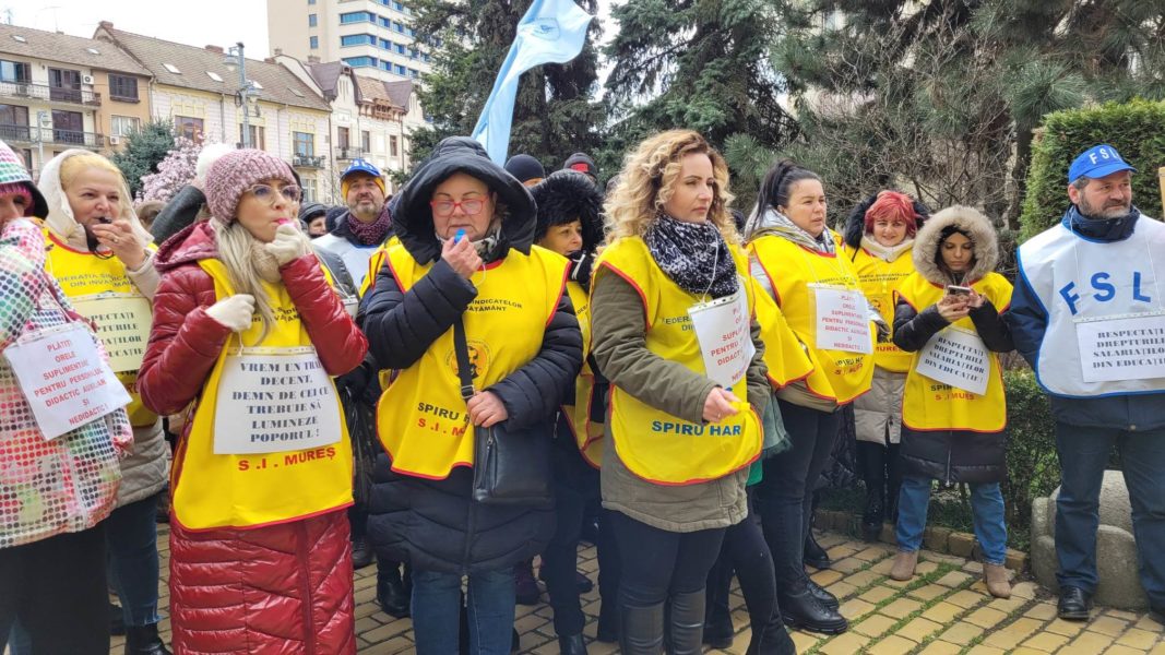 Peste 100 de profesori și angajați din învățământ au ieșit astăzi în stradă la Târgu Mureș