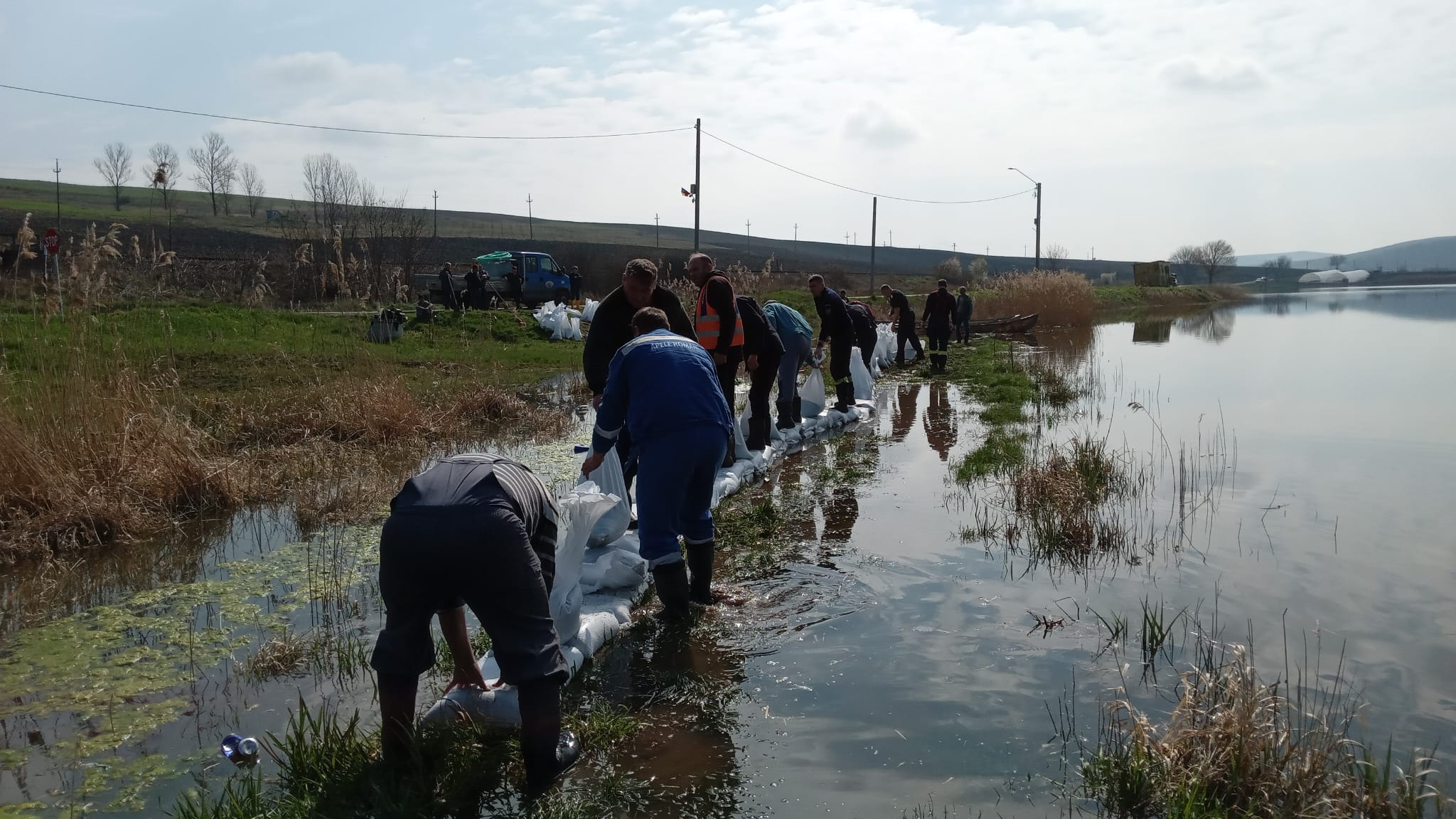 Peste 50 de angajați ai Apelor Române au intervenit la inundațiile de la Tăureni