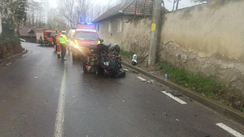 O tânără de 19 ani a murit după ce ATV -ul în care se afla a lovit un stâlp de beton