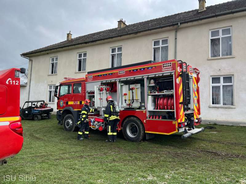 Sibiu: Incendiu într-o magazie a şcolii gimnaziale din Scoreiu; zeci de elevi şi profesori s-au autoevacuat