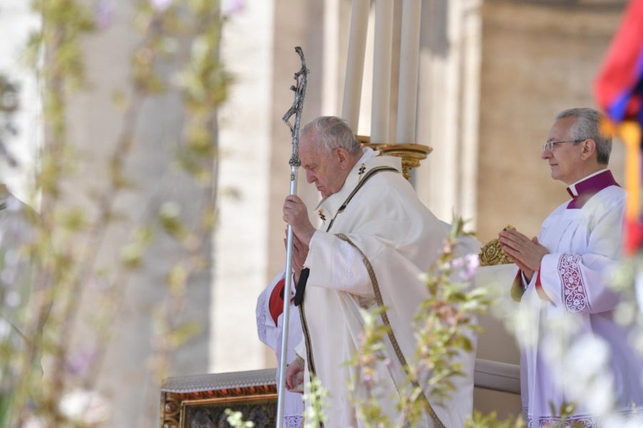 Pentru credincioşii romano-catolici şi protestanţi, astăzi este Sărbătoarea Paştelui