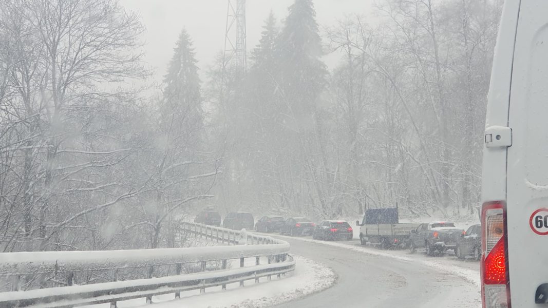 Încă sunt probleme în Brașov și Harghita din cauza zăpezii pe drumuri