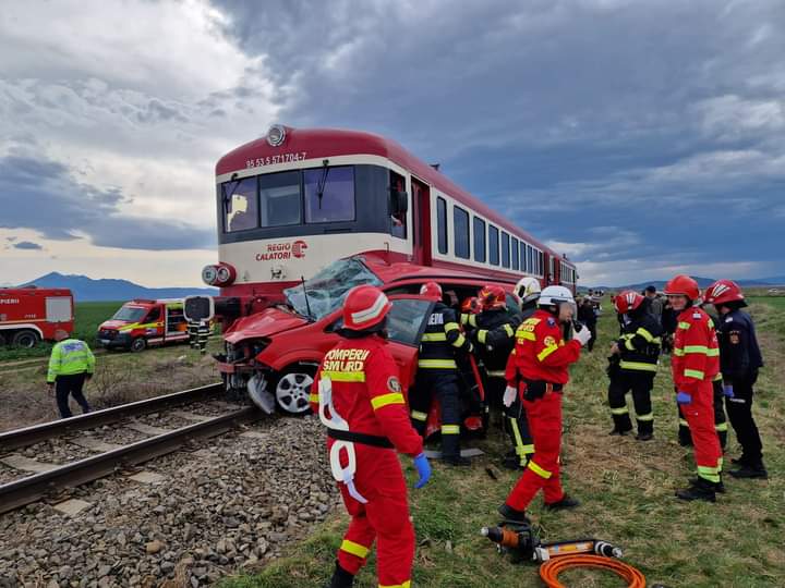Autoturism lovit de tren în județul Brașov