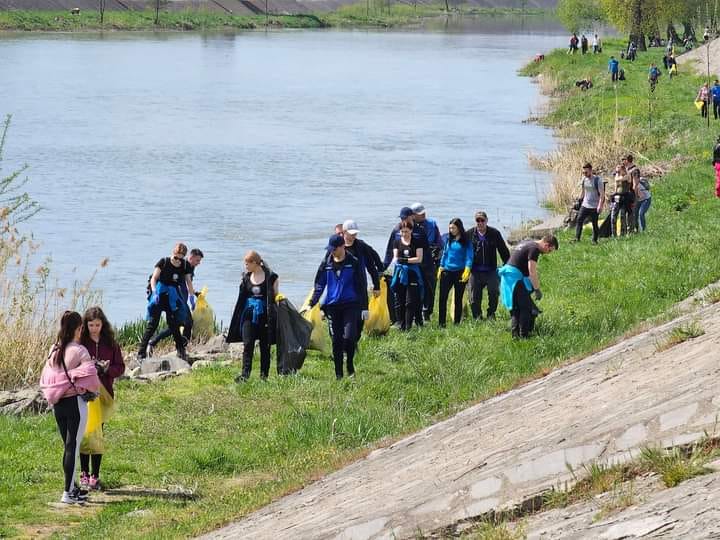 De Ziua Pământului, echipa Radio România Tg. Mureş a mobilizat sute de voluntari pentru curăţarea deşeurilor