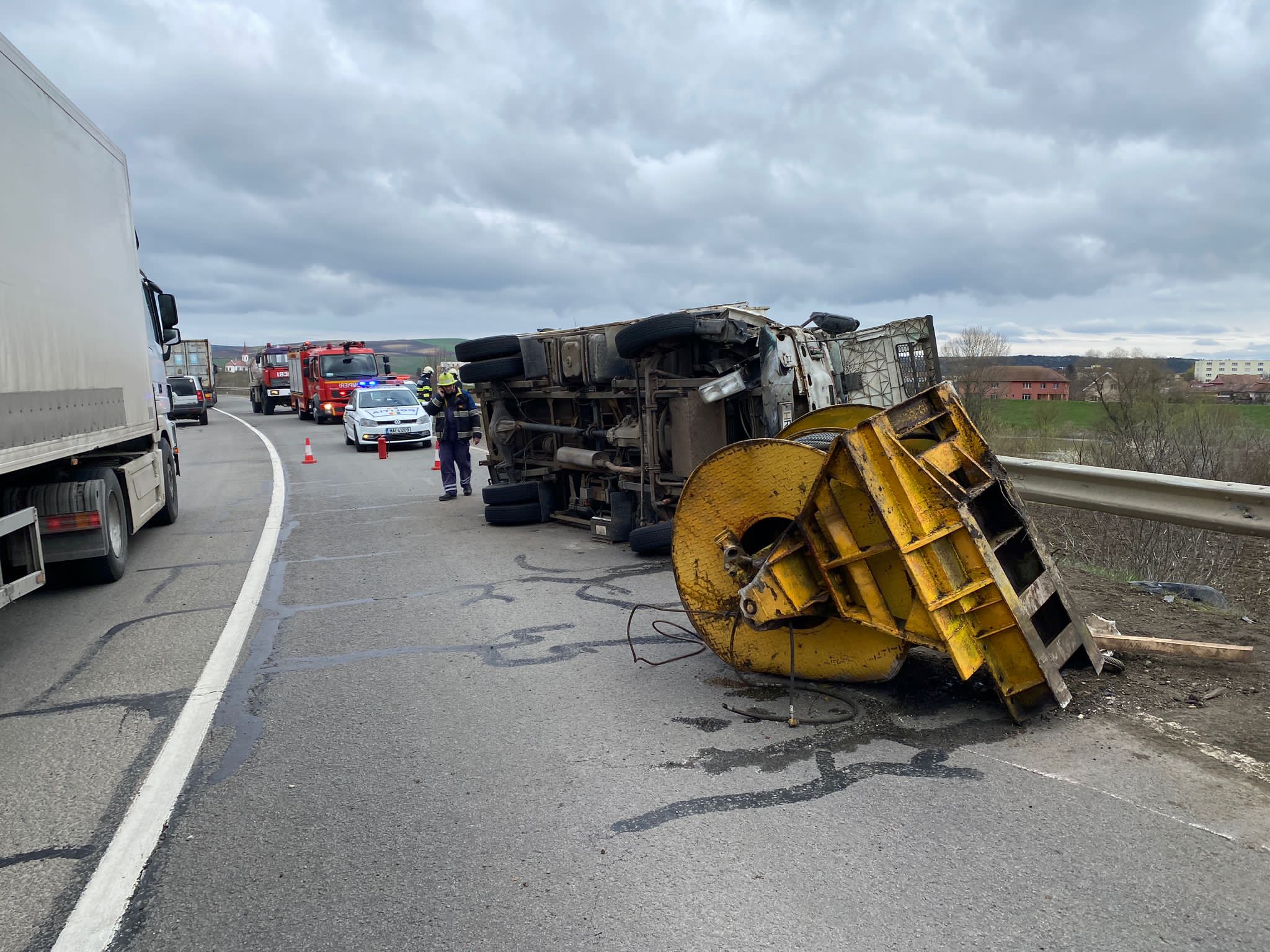 Un vehicul care transporta butelii de oxigen s-a răsturnat pe DN 15