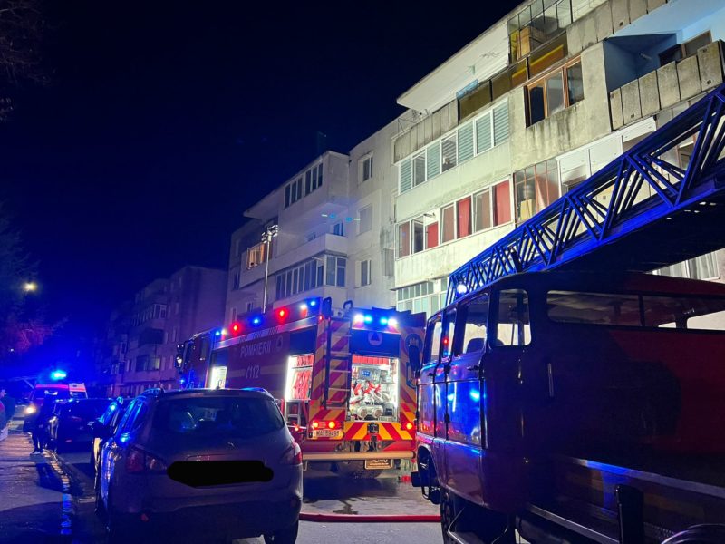 Locatarii unui bloc din Târnăveni, evacuați în urma unui incendiu