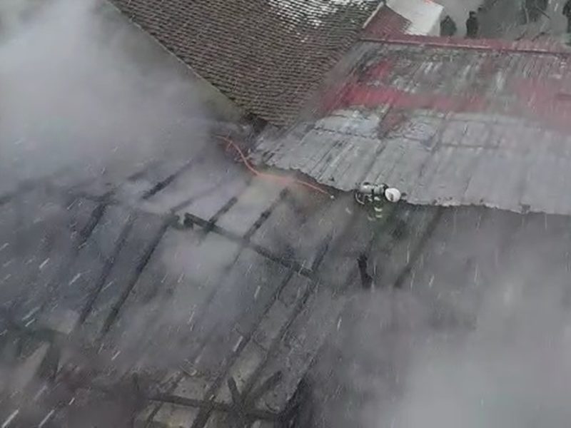 Incendiu la o hală din Hălchiu în această dimineață