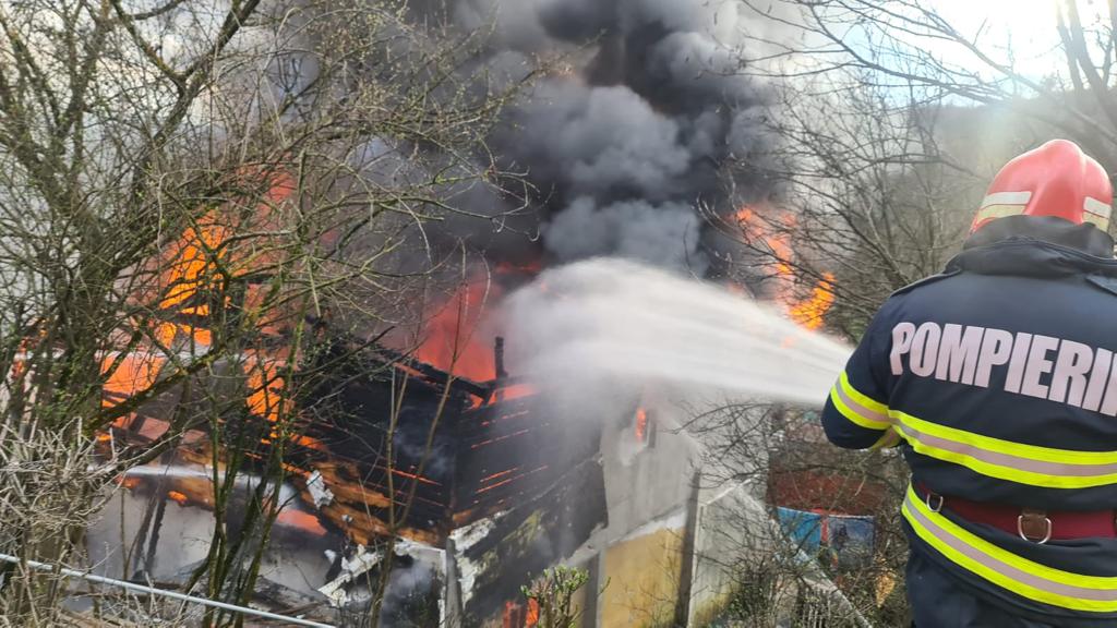 Harghita: Două case cuprinse de incendiu, în localitatea Mugeni