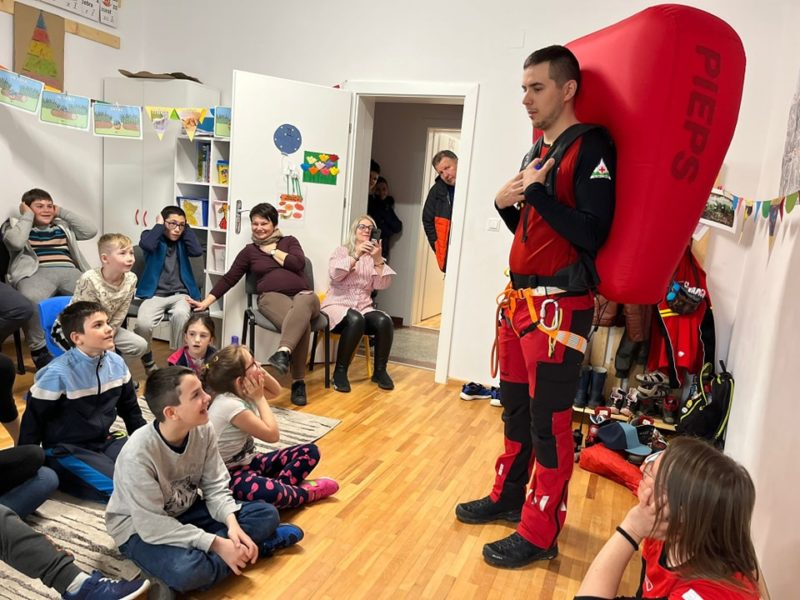 Harghita: Peste 1.500 de elevi au participat, în ultima lună, la programele salvamontiştilor