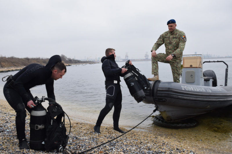 Scafandrii militari au neutralizat o mină marină care punea în pericol navigaţia şi pescuitul în apropierea litoralului românesc